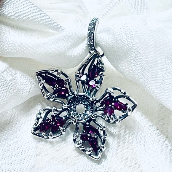 👹 NWOT Stranger Things Demogorgon Charm ⚡ - Picture 3 of 15